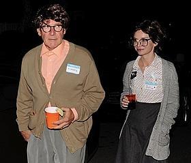 ハリソン・フォード夫妻、今年のハロウィンは “年金生活の老夫婦”がテーマ