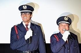 警備員に扮した阿部寛&村上ショージ「カラスの親指」