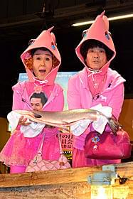 鮭を授与され大喜びの林家ペー&パー子夫妻「砂漠でサーモン・フィッシング」