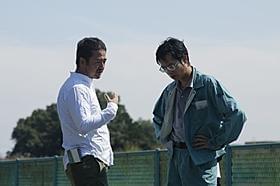 撮影を行う赤堀雅秋監督と堺雅人「その夜の侍」
