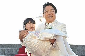 純白ドレスの愛菜ちゃんに日村もメロメロ「ハハハ」
