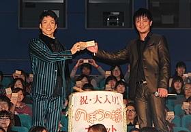 息の合った舞台挨拶を展開した 野村萬斎と上地雄輔「のぼうの城」