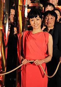 ファンの声援に笑顔で応える井上真央「綱引いちゃった!」