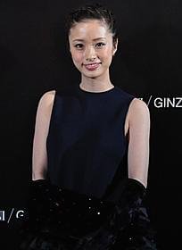 シックなドレスで登場した上戸彩「アルマーニ」