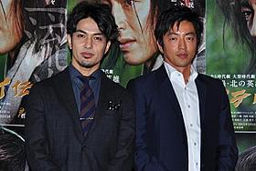 会見した大沢たかおと北村一輝