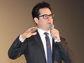 プレゼンテーションを行うJ・J・エイブラムス「スター・トレック イントゥ・ダークネス」