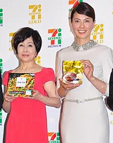 会見に出席した竹下景子と江角マキコ