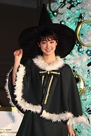 魔女風コスプレで登場した剛力彩芽「オズの魔法使」