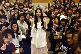 母校で1日教授を務めたベッキー「ありがとう」