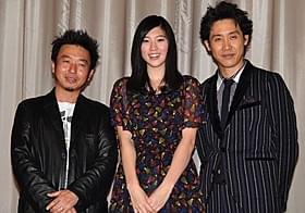 舞台挨拶を盛り上げた大泉洋(右)と三吉彩花、山本透監督「グッモーエビアン!」