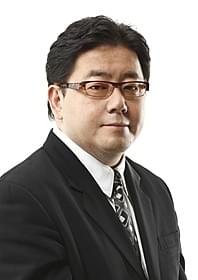 「レ・ミゼラブル」テレビスポットに出演した秋元康氏「レ・ミゼラブル」