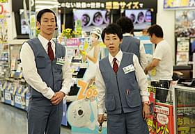 個性的なヘアで家電量販店員を演じた加瀬亮(左)「俺俺」