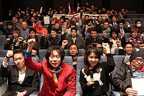 杉山すぴ豊氏(左)、伊藤さとり(右)も 会場に集まった男性映画ファンと一致団結!「エイトレンジャー」