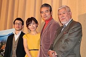 「青木ヶ原」初日挨拶に出席した(左から) 矢柴俊博、前田亜季、勝野洋、新城卓監督「青木ヶ原」