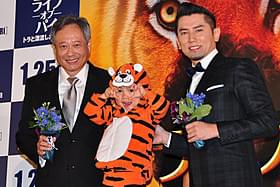舞台挨拶に登場した人気子役しずくちゃんを囲む アン・リー監督と本木雅弘「ライフ・オブ・パイ トラと漂流した227日」