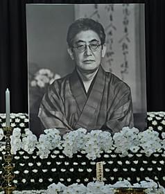 ビートたけしら800人が弔問「御法度」