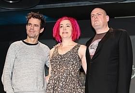 10年ぶりの来日を果たしたラナ&アンディ・ウォシャウスキーと トム・ティクバ監督(左)「マトリックス」