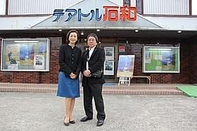 昭和の香りを残す劇場でトークイベントを 行った高橋伴明監督と高橋惠子「カミハテ商店」