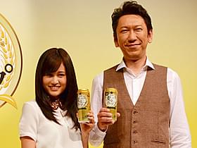「麦とホップ」CMに出演する前田敦子と布袋寅泰