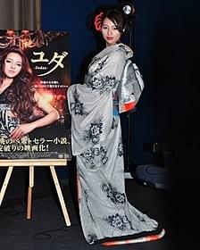 微笑を浮かべる水崎綾女「ユダ」