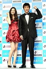 会見に出席した中山雅史氏と足立梨花