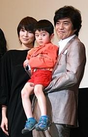 子役の貞光奏風を抱える佐藤浩市「草原の椅子」