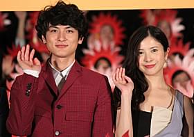 満開の笑みを浮かべる高良健吾と吉高由里子「横道世之介」