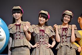 探偵風のコスチュームに身を包んだPerfume「映画ドラえもん のび太のひみつ道具博物館(ミュージアム)」