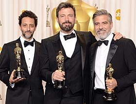 「アルゴ」で作品賞を手にしたベン・アフレック(中央)「アルゴ」
