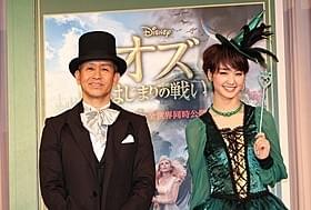 マジックを披露した宮本亜門と剛力彩芽「オズ はじまりの戦い」