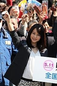 サプライズで訪れた日曜市で大歓迎を 受け笑みを浮かべる堀北真希「県庁おもてなし課」