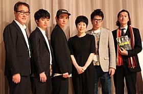 「千年の愉楽」初日挨拶に立った(左から)佐野史郎、 染谷将太、高良健吾、寺島しのぶ、高岡蒼佑、井浦新「千年の愉楽」