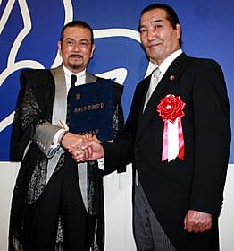 卒業式に臨んだ千葉真一と松浪健四郎理事長