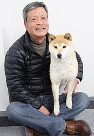 ドッグトレーナーの宮忠臣さんと一緒でご機嫌のイチ「ひまわりと子犬の7日間」