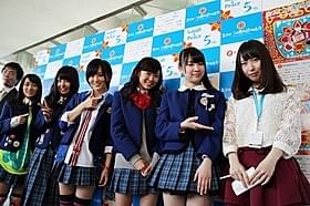 舞台挨拶に立ったNMB48のメンバーと記者初挑戦の島田玲奈ら「NMB48 げいにん!THE MOVIE お笑い青春ガールズ!」