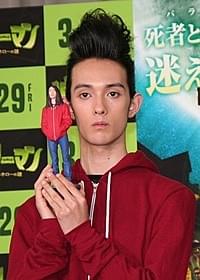 自身をかたどったフィギュアと記念撮影「パラノーマン ブライス・ホローの謎」