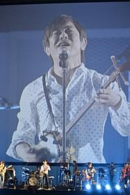 「島唄」を熱唱する宮沢和史