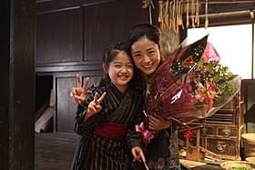 「おしん」の撮影を終えた上戸彩と濱田ここねちゃん「おしん」