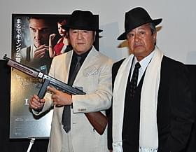 自前の衣装とボルサリーノ帽でギャング風にキメた松方と梅宮「L.A. ギャング ストーリー」