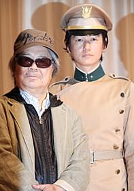 固い絆で結ばれた井浦新と故若松孝二監督 (2012年6月2日撮影)「11・25自決の日 三島由紀夫と若者たち」