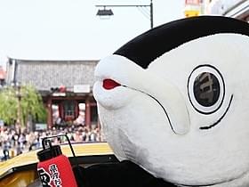浅草・雷門にも出没したカツオ人間「県庁おもてなし課」