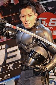 スネークアイズの衣装に“ドヤ顔”!「G.I.ジョー」