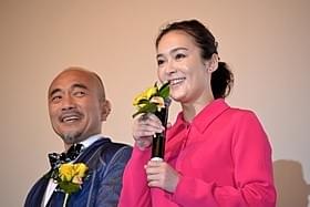 「くちづけ」初日挨拶に出席した 貫地谷しほりと竹中直人「くちづけ」