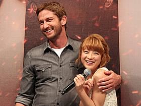 鈴木奈々を抱き寄せたジェラルド・バトラー「エンド・オブ・ホワイトハウス」