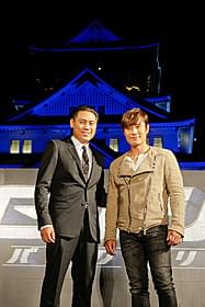 ブルーに染まった大阪“ジョー”と チュウ監督(左)、ビョンホン(右)「G.I.ジョー バック2リベンジ」