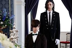 水嶋ヒロ扮する完全無欠の執事と剛力彩芽演じる主人「黒執事」