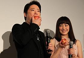 “奇跡のリンゴ”にかぶりつく阿部サダヲ と笑顔で見守る菅野美穂「奇跡のリンゴ」