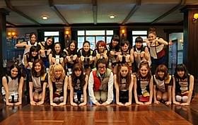 “謝罪”のポーズをとるE-girls のメンバーと水田伸生監督「謝罪の王様」