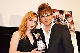 美女に注がれた蒸留酒を飲み干した哀川翔「欲望のバージニア」