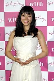 ウエディングドレス姿でほほえむ石原さとみ